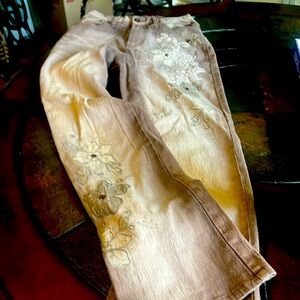 DG2 by Dianne Gilman size 4 has rhinestones & pearls inside of flowers on  legs
